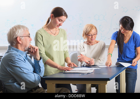 Professorinnen und Professoren Nachhilfe Studenten ein Professor in einem Rollstuhl mit Muskeldystrophie Stockfoto