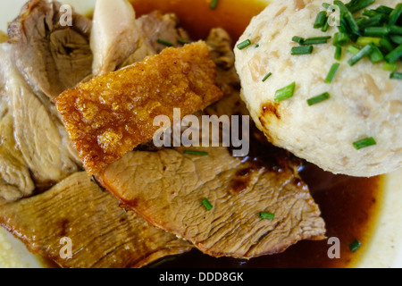 Bayerischer Schweinebraten mit Knistern und Knödel Stockfoto