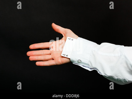 Ass im Ärmel der Spieler auf einem schwarzen Hintergrund Stockfoto