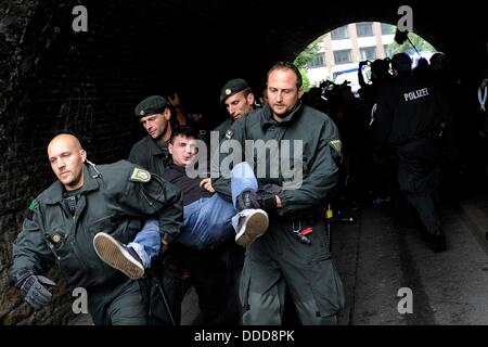 Dortmund, Deutschland. 31. August 2013. Polizei führen einen Mann ab, die Teil einer Sitzung Blockade gegen eine Kundgebung von rechtsextremen in Dortmund, Deutschland, 31. August 2013 war. Rund 370 Personen der extremen Rechten demonstrierten in Dortmund, während mehrere tausend Menschen die Gegendemonstration besuchten. Foto: MARIUS BECKER/Dpa/Alamy Live News Stockfoto