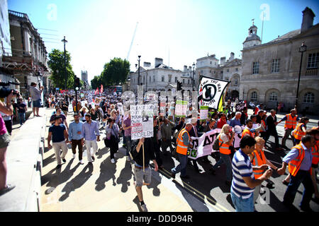 London, UK. 31. August 2013. Demonstranten marschieren entlang Whitehall aus Protest gegen geplante westliche militärische Intervention in Syrien-Konflikt. Bildnachweis: Rob Pinney/Alamy Live-Nachrichten Stockfoto