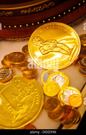 Manneken Pis Münze in einem Süßwarenladen, Brüssel, Belgien, Europa Stockfoto