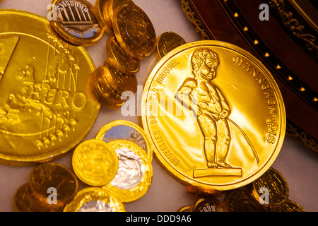 Manneken Pis Münze in einem Süßwarenladen, Brüssel, Belgien, Europa Stockfoto