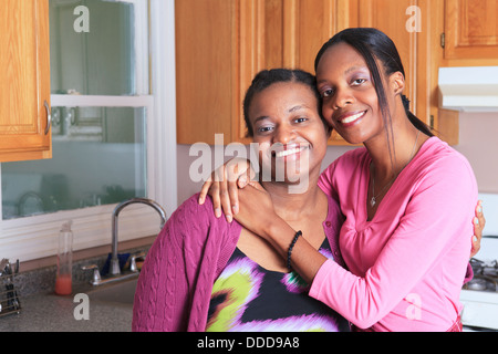 Porträt von zwei Schwestern, lächelnd, mit Lernbehinderung Stockfoto