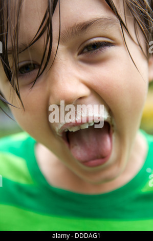 Süße junge schreien vor Freude Stockfoto