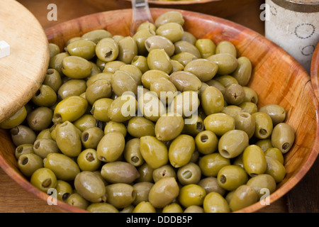 Queen-Oliven gefüllt mit Jalapenopfeffer in einer Bambusschüssel Stockfoto