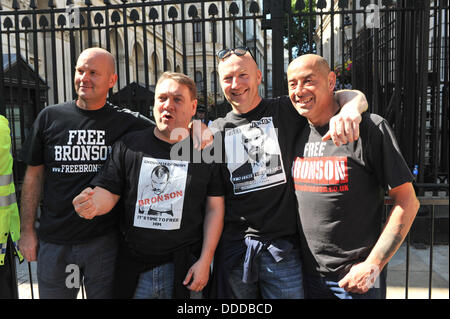 Downing Street, London, UK. 31. August 2013. Anhänger von Charles Bronson vor Downing Street wie eine Petition übergeben wird, haben ihn nach 40 Jahren im Gefängnis Credit: Matthew Chattle/Alamy Live News Stockfoto