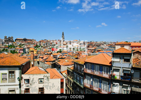 Ansichten von Se Kathedrale Terrasse über der Stadt, früher eine Wehrkirche, Terracotta-Dächer, Oporto, Porto, Portugal Stockfoto