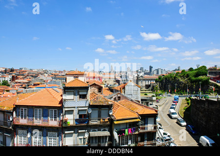 Ansichten von Se Kathedrale Terrasse über der Stadt, früher eine Wehrkirche, Terracotta-Dächer, Oporto, Porto, Portugal Stockfoto