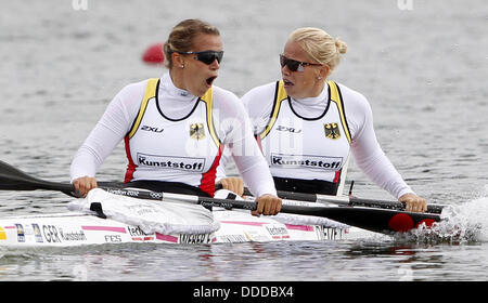 Duisburg, Deutschland. 31. August 2013. Franziska Weber (L) und Tina Dietze Deutschlands feiern nach dem Gewinn der K2 Frauen 500m Finale während der ICF Canoe Sprint World Championships in den Sportpark Wedau in Duisburg, Deutschland, 31. August 2013. Foto: Roland Weihrauch/Dpa/Alamy Live News Stockfoto