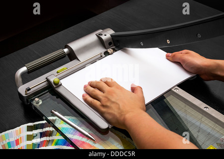 Mann arbeitet auf der Guillotine für Papier Stockfoto