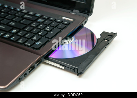 Laptop mit offenen CD- oder DVD-ROM Stockfoto