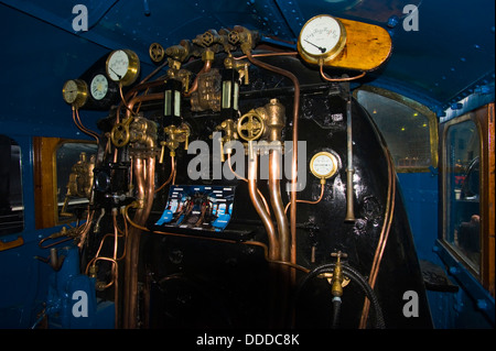 Fußplatte, Dominion of Canada Dampfzug auf dem Display im National Railway Museum in der Stadt York North Yorkshire England UK Stockfoto