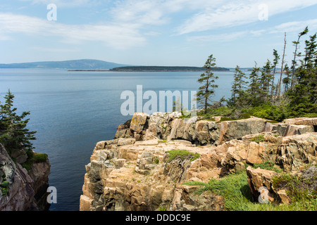 Dieses Bild zeigt den Blick vom Ravens Nest auf der Schoodoc Halbinsel. Im Hintergrund ist Mount Desert Island. Stockfoto