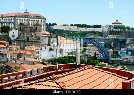 Aussicht vom Torre Dos Clerigos Turm, 8. Jahrhundert 75mt hoch, von Niccolò Nasoni, Panoramablick über die Stadt, Porto, Porto, Portugal Stockfoto