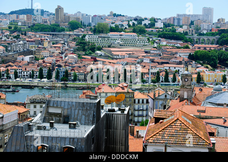 Aussicht vom Torre Dos Clerigos Turm, 8. Jahrhundert 75mt hoch, von Niccolò Nasoni, Panoramablick über die Stadt, Porto, Porto, Portugal Stockfoto