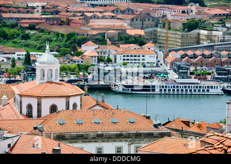 Aussicht vom Torre Dos Clerigos Turm, 8. Jahrhundert 75mt hoch, von Niccolò Nasoni, Panoramablick über die Stadt, Porto, Porto, Portugal Stockfoto