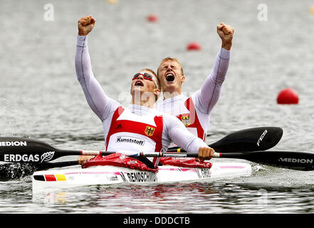 Duisburg, Deutschland. 31. August 2013. Max Rendschmidt (L) und Marcus Gross Deutschland reagiert nach dem Gewinn der K2 Männer 1000m Finale während der ICF Canoe Sprint World Championships in den Sportpark Wedau in Duisburg, Deutschland, 31. August 2013. Foto: Roland Weihrauch/Dpa/Alamy Live News Stockfoto