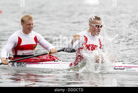 Duisburg, Deutschland. 31. August 2013. Max Rendschmidt (L) und Marcus Gross Deutschlands treten im K2 Männer 1000m Finale während der ICF Canoe Sprint World Championships in den Sportpark Wedau in Duisburg, Deutschland, 31. August 2013. Foto: Roland Weihrauch/Dpa/Alamy Live News Stockfoto