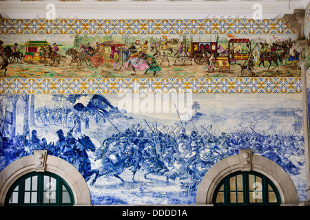 Bahnhof Darstellung "Azulejos", Fliesen von historischen Szenen, gebaut auf der alten Seite eines Klosters. Porto, Porto, Portugal Stockfoto