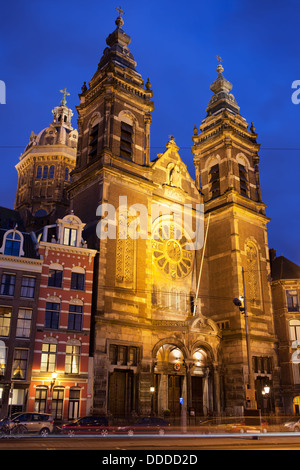 Saint Nicholas Church (Niederländisch: Sint Nicolaaskerk) beleuchtet in der Nacht in Amsterdam, Holland, Niederlande. Stockfoto