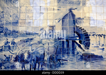 Bahnhof Darstellung "Azulejos", Fliesen von historischen Szenen, gebaut auf der alten Seite eines Klosters. Porto, Porto, Portugal Stockfoto