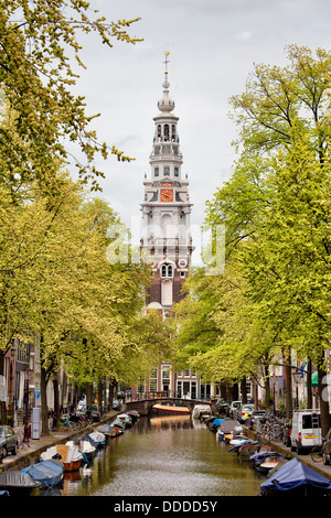 Zuiderkerk (südliche Kirche) in Amsterdam, Niederlande, Ansicht vom Groenburgwal Kanal im Frühling. Stockfoto