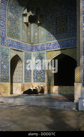 Meister und Schüler im nördlichen Iwan von Madar-i-Shah Madrasa, Mutter von Shah Medrese, Isfahan, Iran 690121 104 Stockfoto