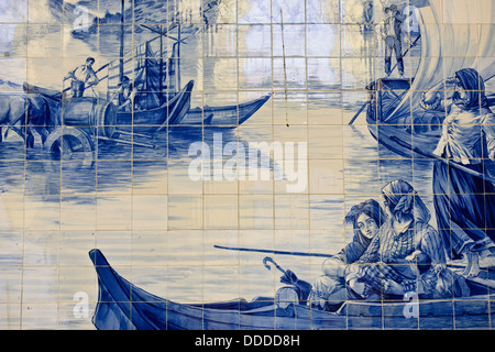 Bahnhof Darstellung "Azulejos", Fliesen von historischen Szenen, gebaut auf der alten Seite eines Klosters. Porto, Porto, Portugal Stockfoto