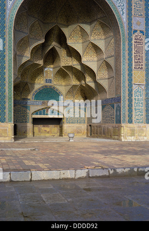 Kufische Inschriften auf der West Iwan der Freitagsmoschee, Jami Masjid-i, Isfahan, Iran 690123 009 Stockfoto