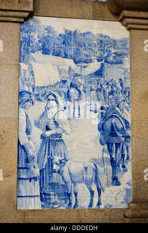 Bahnhof Darstellung "Azulejos", Fliesen von historischen Szenen, gebaut auf der alten Seite eines Klosters. Porto, Porto, Portugal Stockfoto