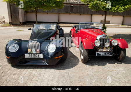 Ein paar Sportwagen Morgan, ein modernes Aero 8 Sport-Coupé und eine ältere Morgan in einem Besitzerclub rally, Lambourn, Berkshire UK Stockfoto