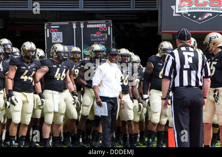 Cincinnati, Ohio, USA. 31. August 2013. Purdue Boilermakers head Coach Darrell Hazell und sein Team bereiten Sie sich auf das Feld vor dem NCAA Football Spiel zwischen der Purdue Boilermakers und die Cincinnati Bearcats Nippert Stadium zu nehmen. Bildnachweis: Csm/Alamy Live-Nachrichten Stockfoto