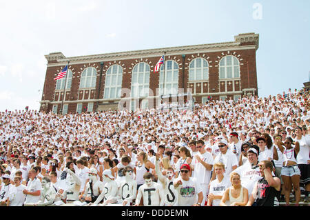 Cincinnati, Ohio, USA. 31. August 2013. Cincinnati Bearcats Fans zeigen ihren Geist mit einem weißen, während der NCAA Football Spiel zwischen der Purdue Boilermakers und die Cincinnati Bearcats Nippert Stadium. Bildnachweis: Csm/Alamy Live-Nachrichten Stockfoto