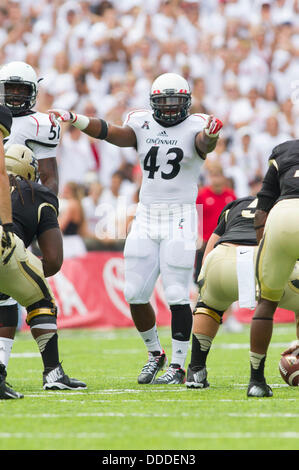 Cincinnati, Ohio, USA. 31. August 2013. Cincinnati Bearcats Linebacker Nick Tempel #43 ruft die Verteidigung während der NCAA Football-Spiel zwischen der Purdue Boilermakers und die Cincinnati Bearcats Nippert Stadium. Bildnachweis: Csm/Alamy Live-Nachrichten Stockfoto