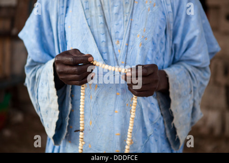 Muslim zählen Gebetskette im Senegal, Westafrika. Stockfoto