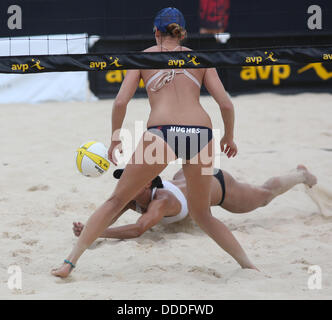 Cincinnati, Ohio, USA. 31. August 2013. LANE CARICO Trys zu tauchen speichern ist ihre Teamate HEATHER HUGHES einziehen zu helfen auf die Wiedergabe über Samstag, 31. August 2013 am zweiten Tag des Spiels der AVP Cincinnati Open in Mason, Ohio. Die viertägige Veranstaltung Carl Lindner Familie Tennis Center. Bildnachweis: Ernest Coleman/ZUMAPRESS.com/Alamy Live-Nachrichten Stockfoto