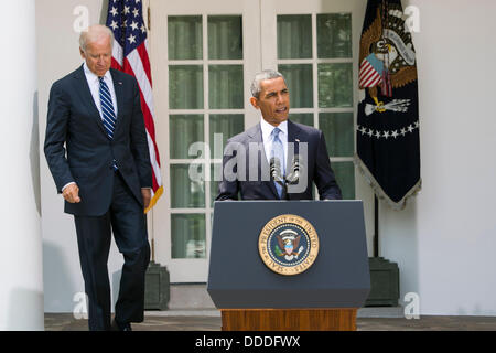 Washington DC, USA. 31. August 2013. US-Präsident Barack Obama, zusammen mit Vize-Präsident Joe Biden, liefert eine Aussage über Syrien im Rose Garden des weißen Hauses in Washington, D.C. am 31. August 2013. Bildnachweis: Kristoffer Tripplaar / Pool über CNP Credit: Dpa picture-Alliance/Alamy Live News Stockfoto