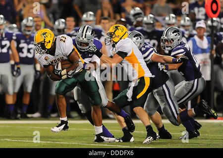 Manhattan, Kansas, USA. 30. August 2013. August 30,2013: North Dakota State Bison Runningback John Crockett #23 in Aktion während der NCAA Football-Spiel zwischen North Dakota und Kansas Zustand; Bill Snyder Family-Stadion in Manhattan, Kansas. Kendall Shaw/CSM/Alamy Live-Nachrichten Stockfoto