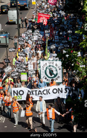 London, UK. 31.08.2013. Mehr als tausend Demonstranten marschieren Parlament an einer Haltestelle des Kriegskoalition Protests. Die Demonstranten streiten gegen die militärische Intervention in Syrien. Stockfoto
