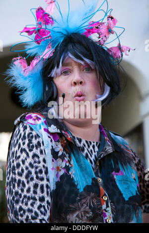 Kendal, Cumbria, Großbritannien. 31 Aug, 2013. Mintfest, Kendal Internationale Festival der Straßenkunst, jetzt in seinem siebten Jahr. Carrie Englisch (HERR) aus Manchester Mitglied des Duos "fettle von Kitsch" an der Mintfest Street Arts Festival 2013 ein Seen Alive Wochenende im Lake District mit einigen der besten aus der ganzen Welt durchgeführt, zeitgenössischer Tanz, Zirkus, Comedy, Musik und Akrobatik, im Freien in den Stadien, Straßen und Parks von Kendal. Stockfoto