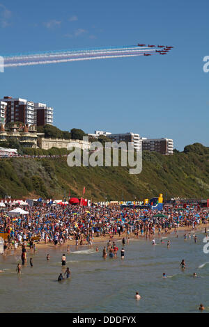 Bournemouth, UK Samstag, 31. August 2013. Eine gemeldete 404.000 Menschen strömten ans Meer zu beobachten am dritten Tag des Bournemouth Air Festival und das warme sonnige Wetter zu genießen. Die Red Arrows öffnen die Show. Bildnachweis: Carolyn Jenkins/Alamy Live-Nachrichten Stockfoto