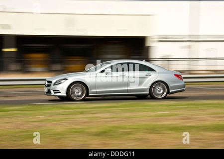 Hinten Sync Flash-Technik verwendet, um einem stilvollen silbernen Mercedes Benz Auto reisen entlang der Schnellstraße in Dundee, Großbritannien erfassen Stockfoto