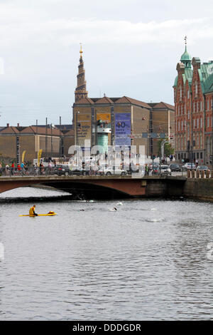 Kopenhagen, Dänemark. August 2013.2.400 Schwimmen rund um das Parlamentsgebäude, den Schloss Christiansborg oder das Schloss im Zentrum Kopenhagens im 2.000 m größten jährlichen Open-Water-Wettbewerb in Dänemark das Kopenhagener Schwimmen, wird vom dänischen Schwimmverband und der Zeitung Politik organisiert. Kredit: Niels Quist/Alamy Live News Stockfoto