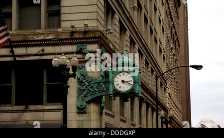 Auf der Ecke eines Gebäudes zeigt 03:20 Uhr Stockfoto