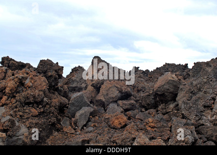 Gezackte vulkanischen Basaltgestein gegen bewölkten Himmel. Stockfoto