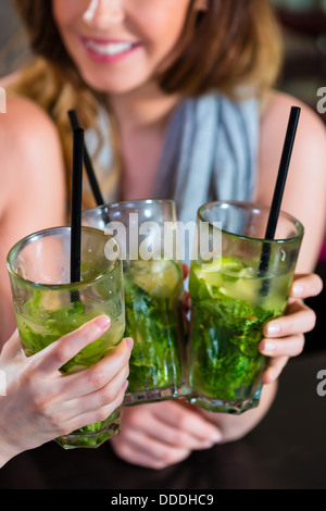 Junge Frauen in Café, Bar oder Restaurant, Cocktails trinken und die Freizeit genießen Stockfoto