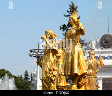 Mädchen mit einem Brunnen der Freundschaft der Völker in Armenien und Estland Stockfoto