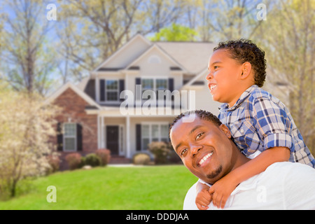 Glückliche verspielt afrikanischen amerikanischen Vater und Mischlinge Sohn vor Haus. Stockfoto