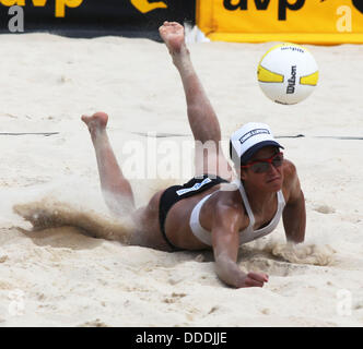 Cincinnati, Ohio, USA. 31. August 2013. LANE CARICO blockt im Sand während des Spiels in der AVP Cincinnati Open 2013 im Tenniscenter Carl Lindner Familie am zweiten Tag der vier Tage Pro Beach-Volleyball. Ernest Coleman/ZUMAPRESS.com/Alamy © Live-Nachrichten Stockfoto